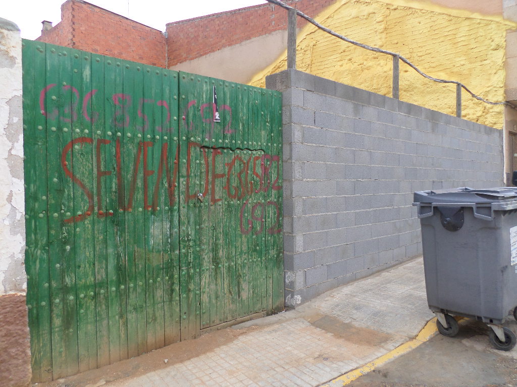 VENTA SOLAR CON AMPLIA FACHADA Y BUENA UBICACIÓN.
