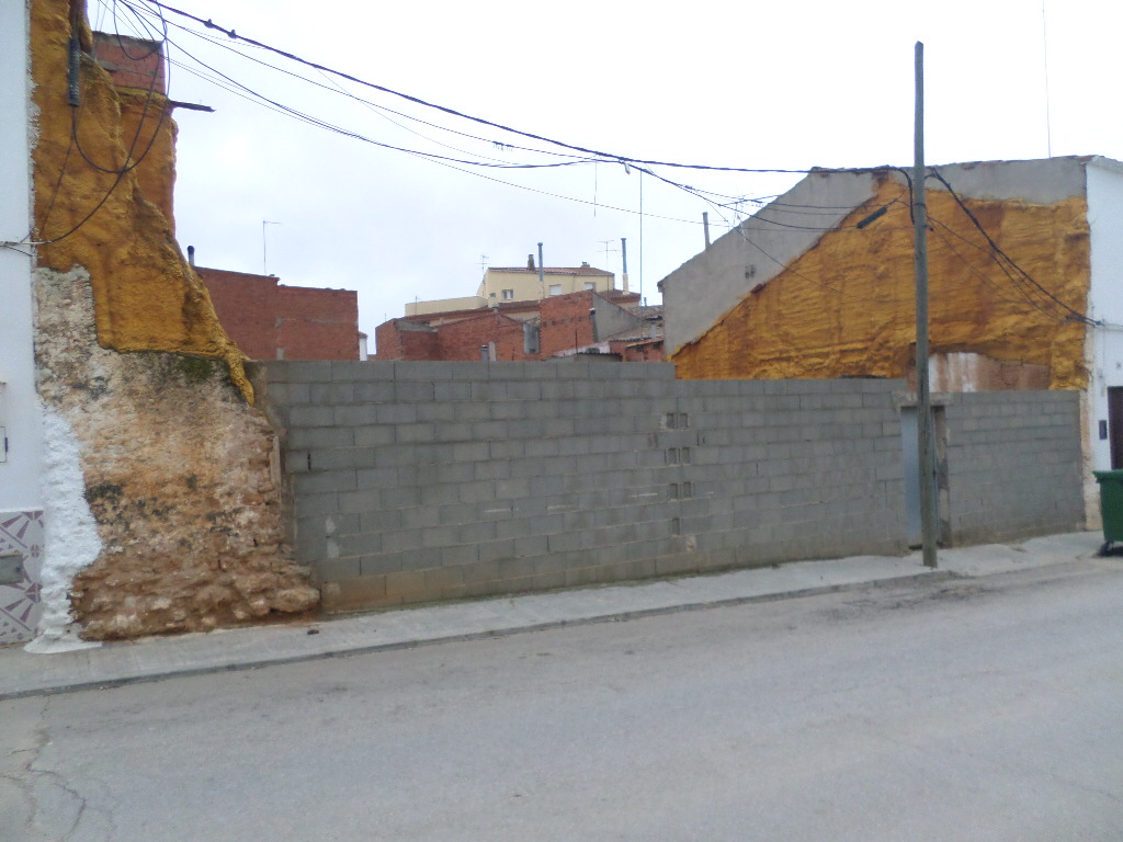 SOLAR URBANO CON MUCHOS METROS, A TAN SOLO 2 MINUTOS DEL AYTO.