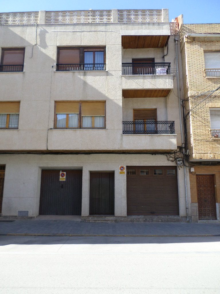 VENTA AMPLIO PISO CÉNTRICO, CON TERRAZA,TRASTERO + LOCAL (cocinilla, patio y 2 sótanos).