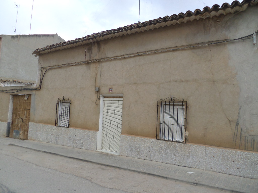 VENTA CASA CON GRAN AMPLITUD DE METROS (PATIO) Y FACHADA, A TAN SOLO 1 MINUTO DEL AYTO..