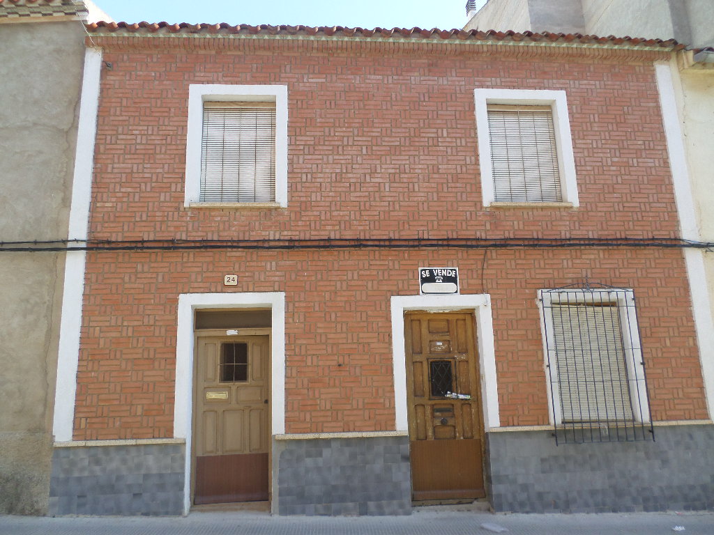 VENTA CASA CENTRICA HACIA 2 CALLES Y PATIO.
