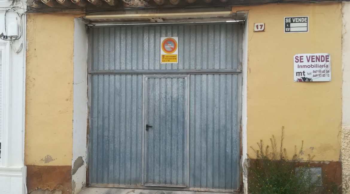 Fachada con cartel