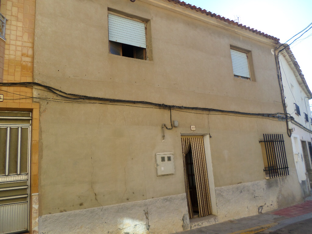 VENTA CASA CÉNTRICA CON VIVIENDA EN PLANTA BAJA Y PATIO INTERIOR.