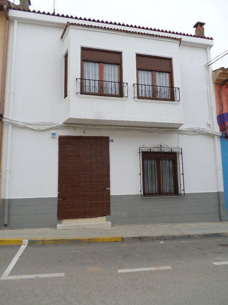 VENTA CASA “Casasimarro” EN PLENO CENTRO DE LA POBLACIÓN, UBICADA FRENTE A LA IGLESIA.