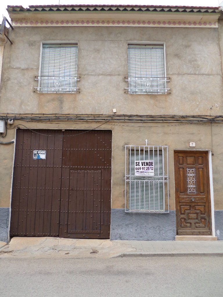 VENTA CASA CON BUENA UBICACIÓN,GRAN PATIO Y ESTRUCTURA DE VIGAS.