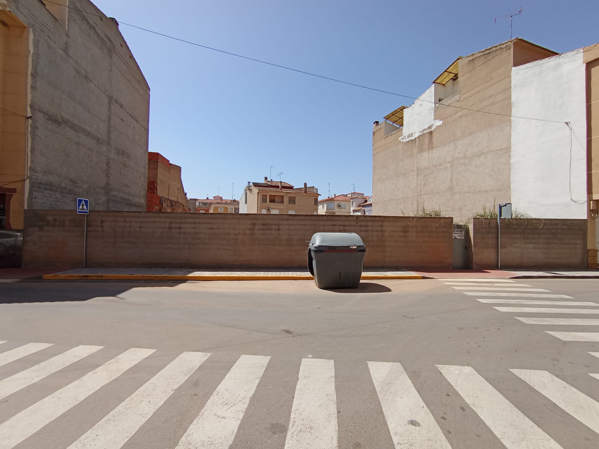 SOLAR CON AMPLIA FACHADA, Y MUY BIEN SITUADO.
