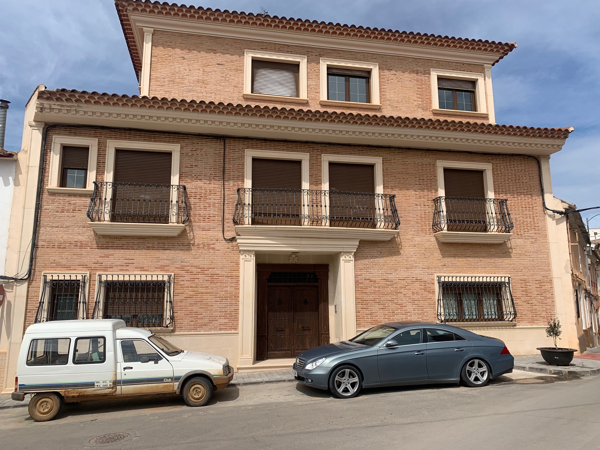 VENTA CASA EN PLENO CENTRO, CON PISCINA, Y VIVIENDA EN 2 PLANTAS.
