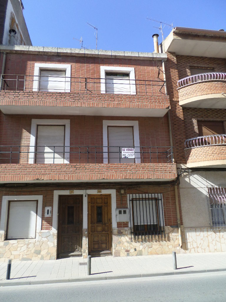 VENTA CASA EN BUEN ESTADO HACIA 2 CALLES, Y CON PATIO.