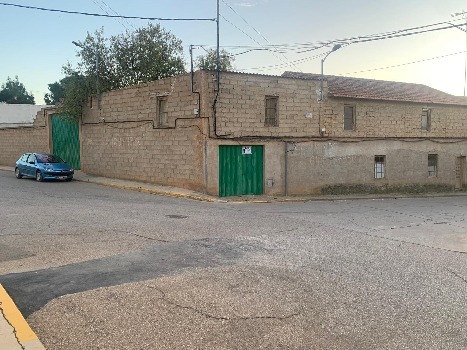 VENTA GRAN SOLAR URBANO HACIA 2 CALLES, PORCHE CUBIERTO, Y GRAN PATIO.