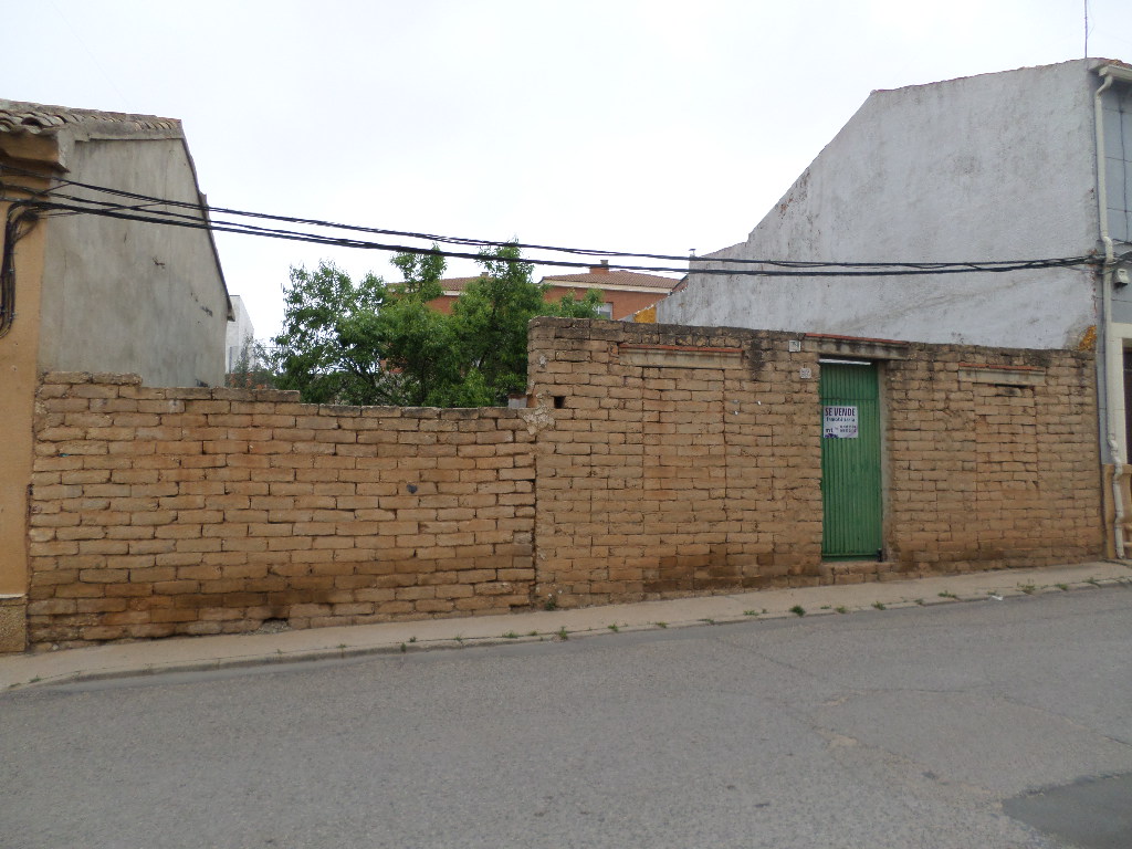 VENTA SOLAR CON AMPLIA FACHADA Y CALLE.