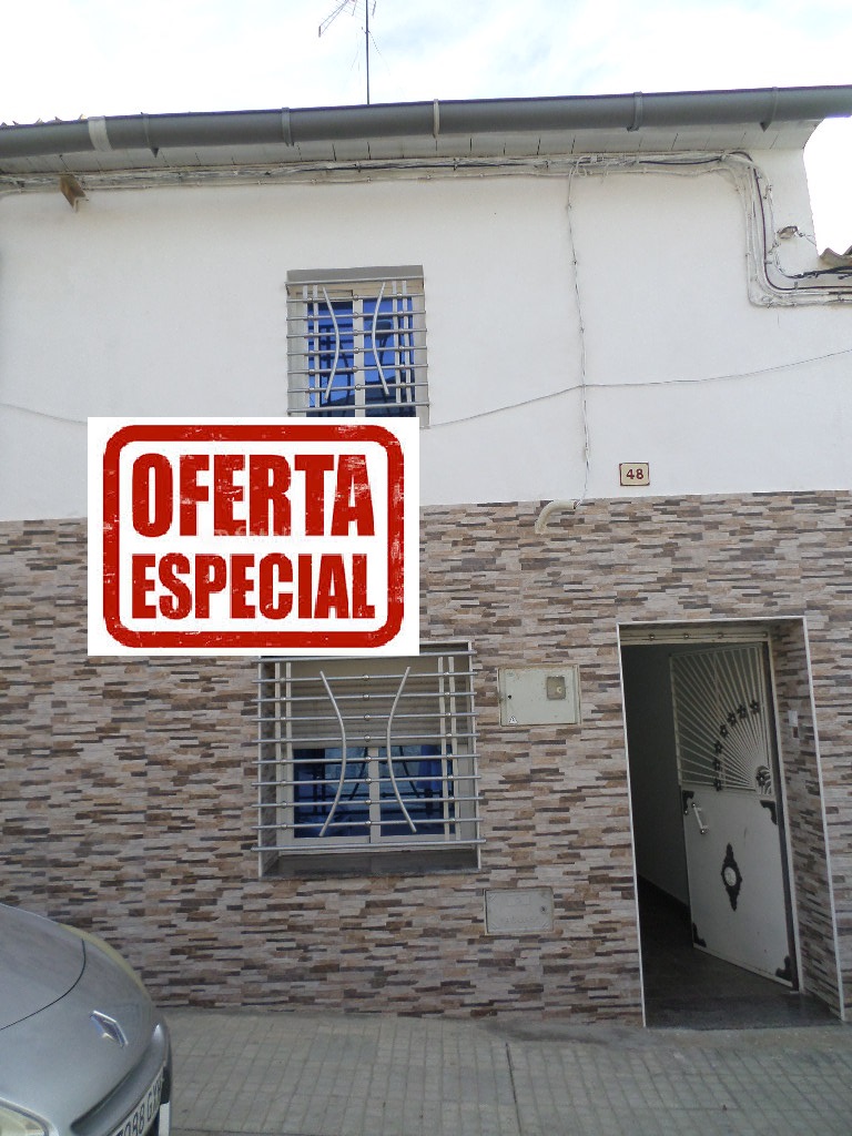 VENTA CASA REFORMADA CON TERRAZA, VIVIENDA A PIE DE CALLE Y A TAN SOLO 2 MINUTOS DE LA PLAZA.