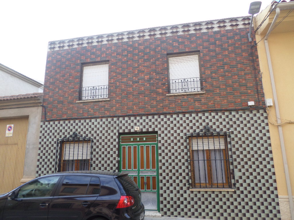 VENTA CASA CÉNTRICA HACIA 2 CALLES, CON VIVIENDA A PIE DE CALLE, CALEFACCIÓN Y GRAN PORCHE HACIA EL ESTRECHILLO DE LA IGLESIA.